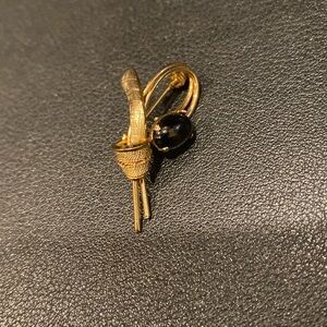 Vintage onyx gold-tone brooch